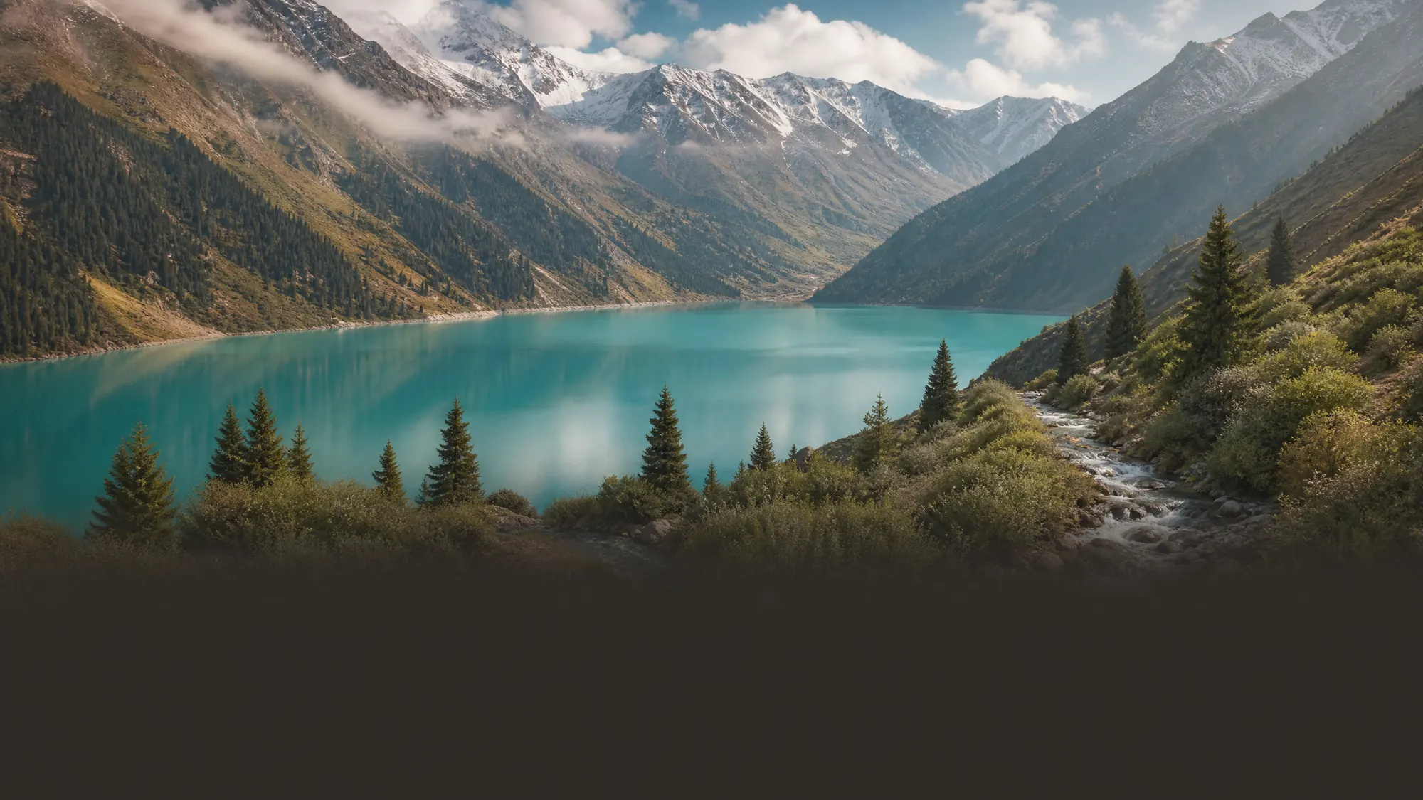 Ontdek een turquoise alpien stuwmeer en natuurlijke warmwaterbronnen op slechts 15 kilometer ten zuiden van het centrum van Almaty, in het Ile-Alatau Nationaal Park.