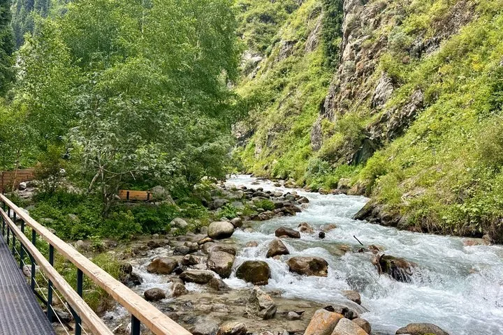 Schnell fließender Fluss, der in der Alma-Arasan-Schlucht über Felsen rauscht.