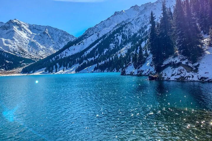 Close-up van het intensblauwe water van het Grote Almaty-meer.